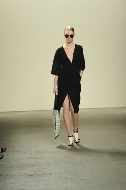 model sıfır maria cornejo moda gösterisi