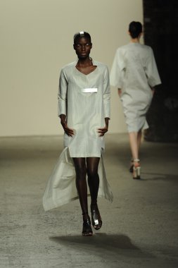 model sıfır maria cornejo moda gösterisi