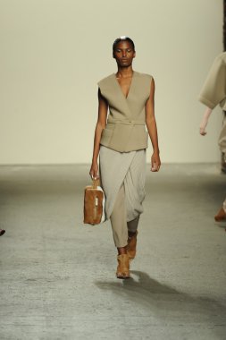 model sıfır maria cornejo moda gösterisi