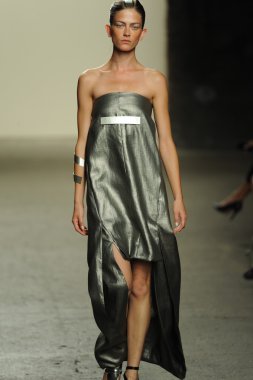 model sıfır maria cornejo moda gösterisi