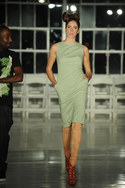 Modelo camina durante el ensayo en K. Nicole desfile de moda — Foto de Stock