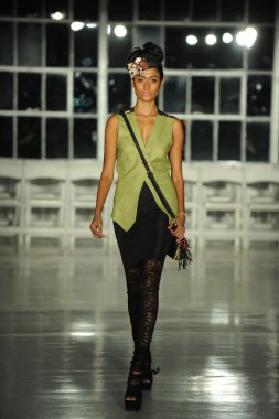 model yürür k., prova sırasında nicole defile