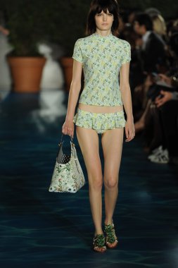 tory burch moda pist model göstermek