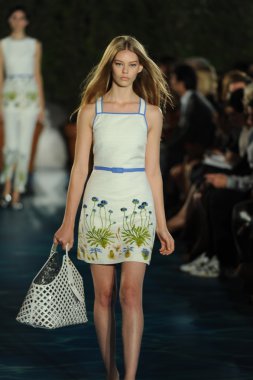 tory burch moda pist model göstermek