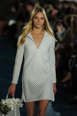 tory burch moda pist model göstermek