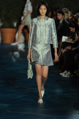 tory burch moda pist model göstermek