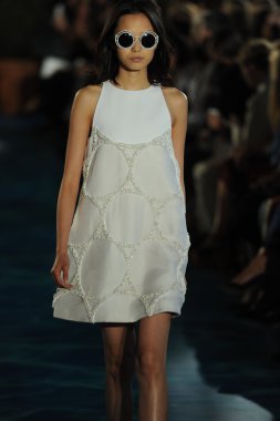 tory burch moda pist model göstermek