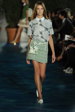 tory burch moda pist model göstermek