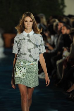 tory burch moda pist model göstermek