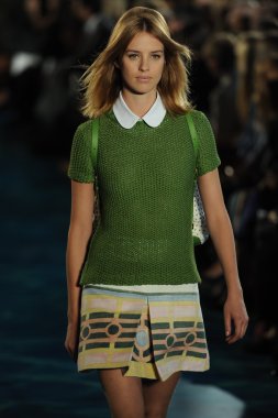 tory burch moda pist model göstermek