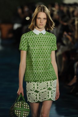 tory burch moda pist model göstermek