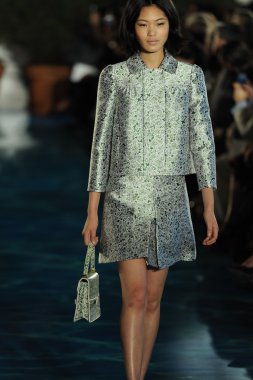 tory burch moda pist model göstermek