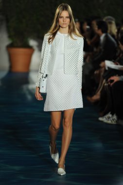 tory burch moda pist model göstermek