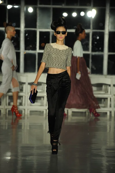 Modelo camina durante el ensayo en K. Nicole desfile de moda —  Fotos de Stock