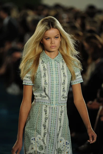 Model at runway at Tory Burch fashion show — Stock Photo, Image