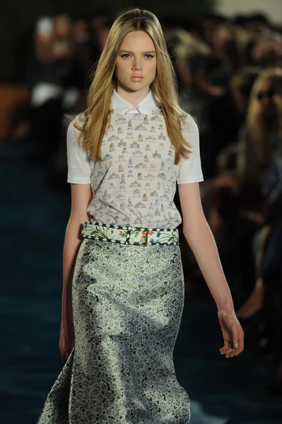 Modelo na pista no desfile de moda Tory Burch — Fotografia de Stock