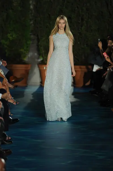 Modelo en pista en desfile de moda Tory Burch — Foto de Stock