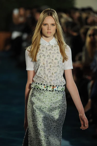 Modelo na pista no desfile de moda Tory Burch — Fotografia de Stock