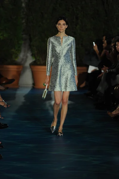 Modelo en pista en desfile de moda Tory Burch — Foto de Stock