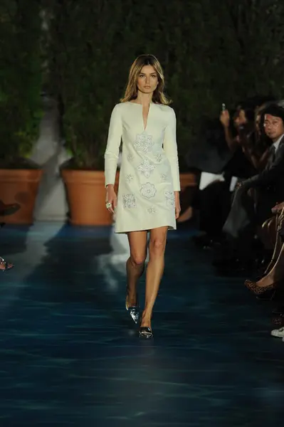 Modelo en pista en desfile de moda Tory Burch — Foto de Stock