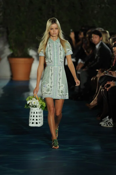 Modelo na pista no desfile de moda Tory Burch — Fotografia de Stock