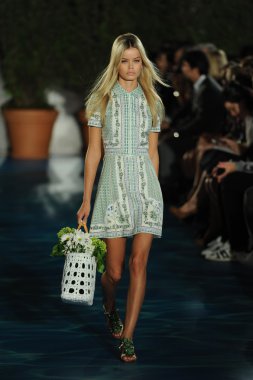 tory burch moda pist model göstermek