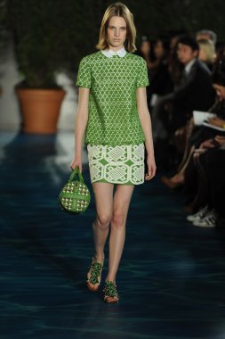 tory burch moda pist model göstermek
