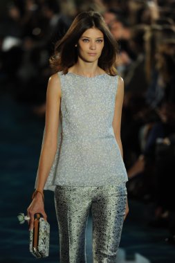 tory burch moda pist model göstermek