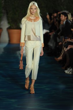 tory burch moda pist model göstermek