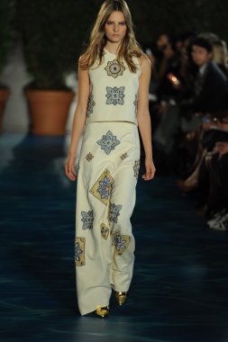 tory burch defile pist model yürür