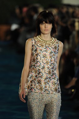 tory burch moda pist model göstermek