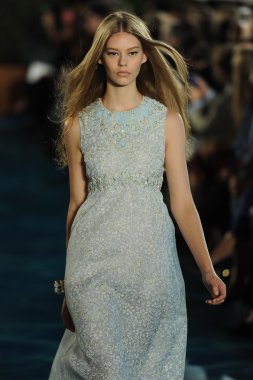 tory burch moda pist model göstermek