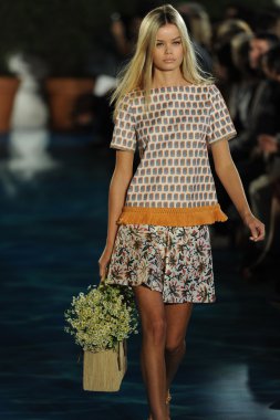 tory burch moda pist model göstermek