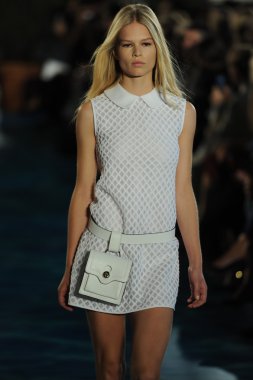 tory burch moda pist model göstermek