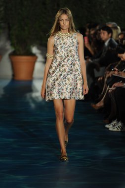 tory burch moda pist model göstermek