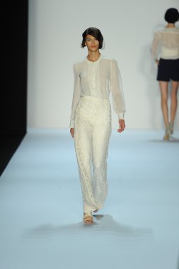 model, badgley mischka moda defilesi