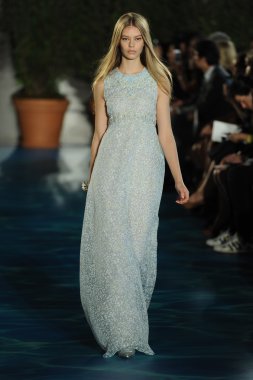 tory burch moda pist model göstermek