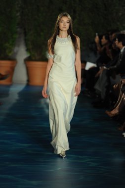 tory burch moda pist model göstermek