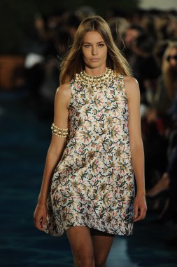 tory burch moda pist model göstermek
