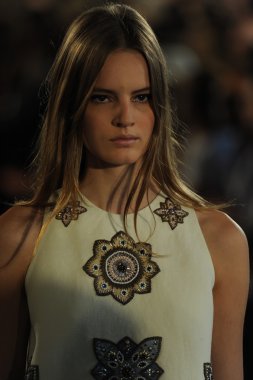 tory burch defile pist model yürür