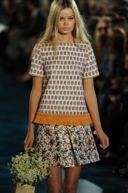 tory burch defile pist model yürür
