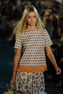 tory burch defile pist model yürür
