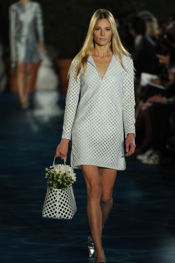 tory burch defile pist model yürür