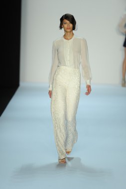 model, badgley mischka moda defilesi
