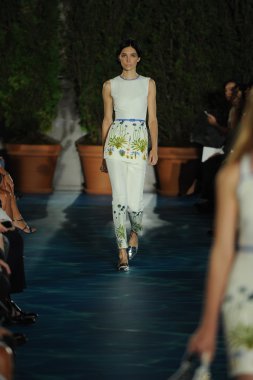 tory burch defile pist model yürür