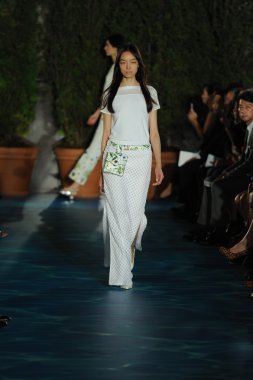 tory burch defile pist model yürür