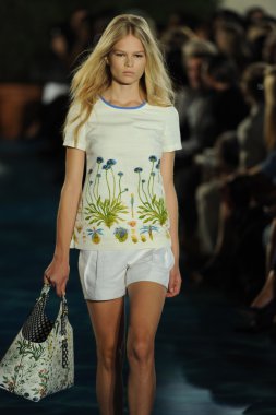 tory burch defile pist model yürür