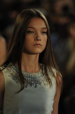 tory burch defile pist model yürür