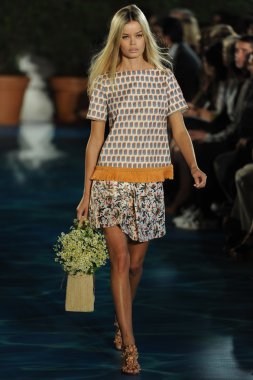 tory burch defile pist model yürür