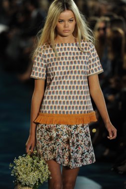 tory burch defile pist model yürür